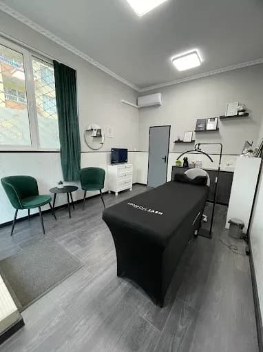 Salone di Bellezza "The Lash Room" (2/3)