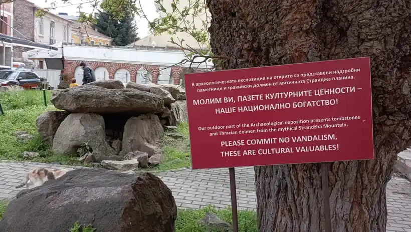 Archäologische Freilichtausstellung einer thrakischen Grabkammer (3/3)