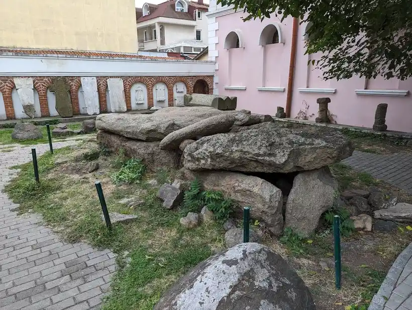 Archäologische Freilichtausstellung einer thrakischen Grabkammer (2/3)