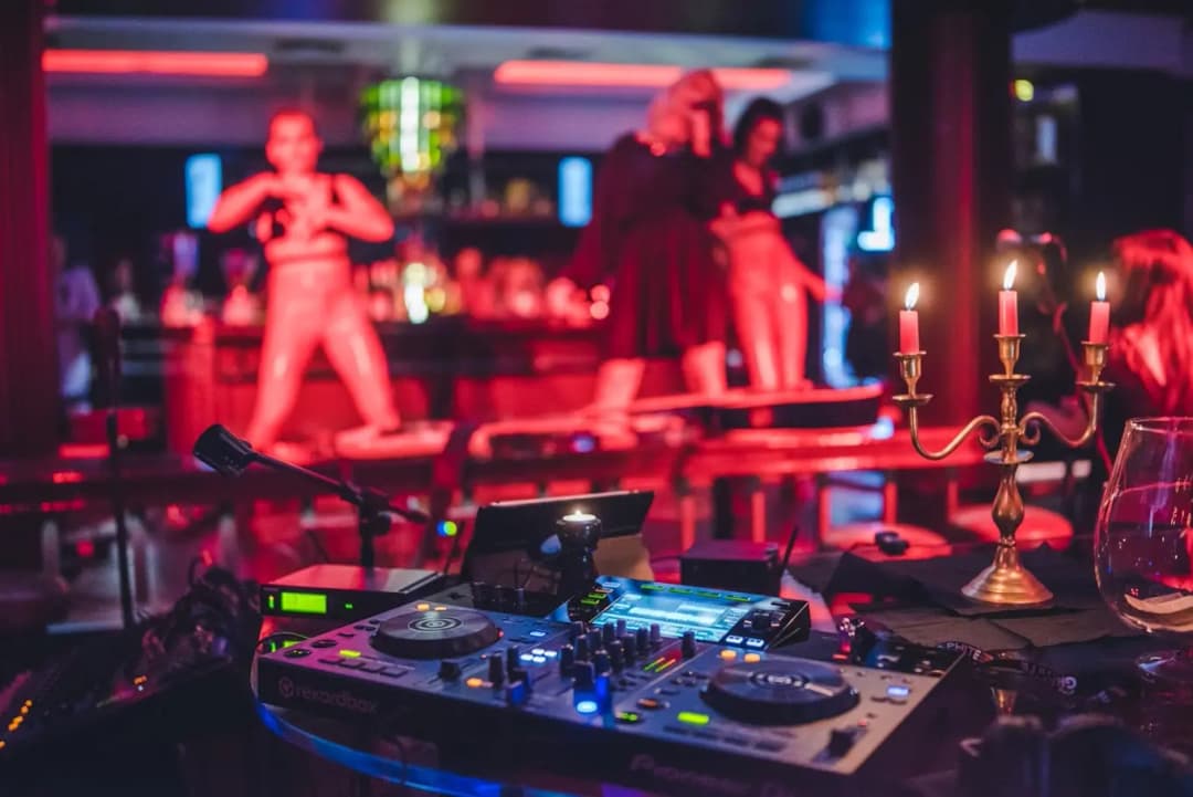 Piano Bar "Sinatra" w centrum Burgas (4/5)