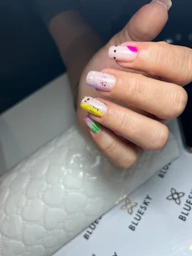 Salon de manichiură "NAILS LOUNGE" (2/2)